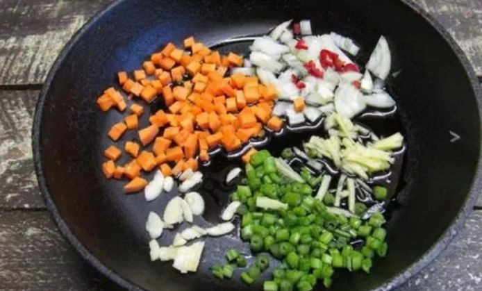 Жареный рис с яйцом: простота и разнообразие