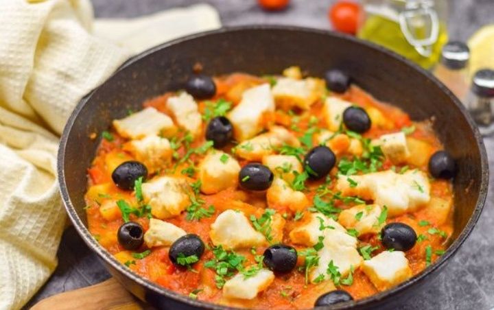 Постное чудо: овощное рагу с рыбой и маслинами