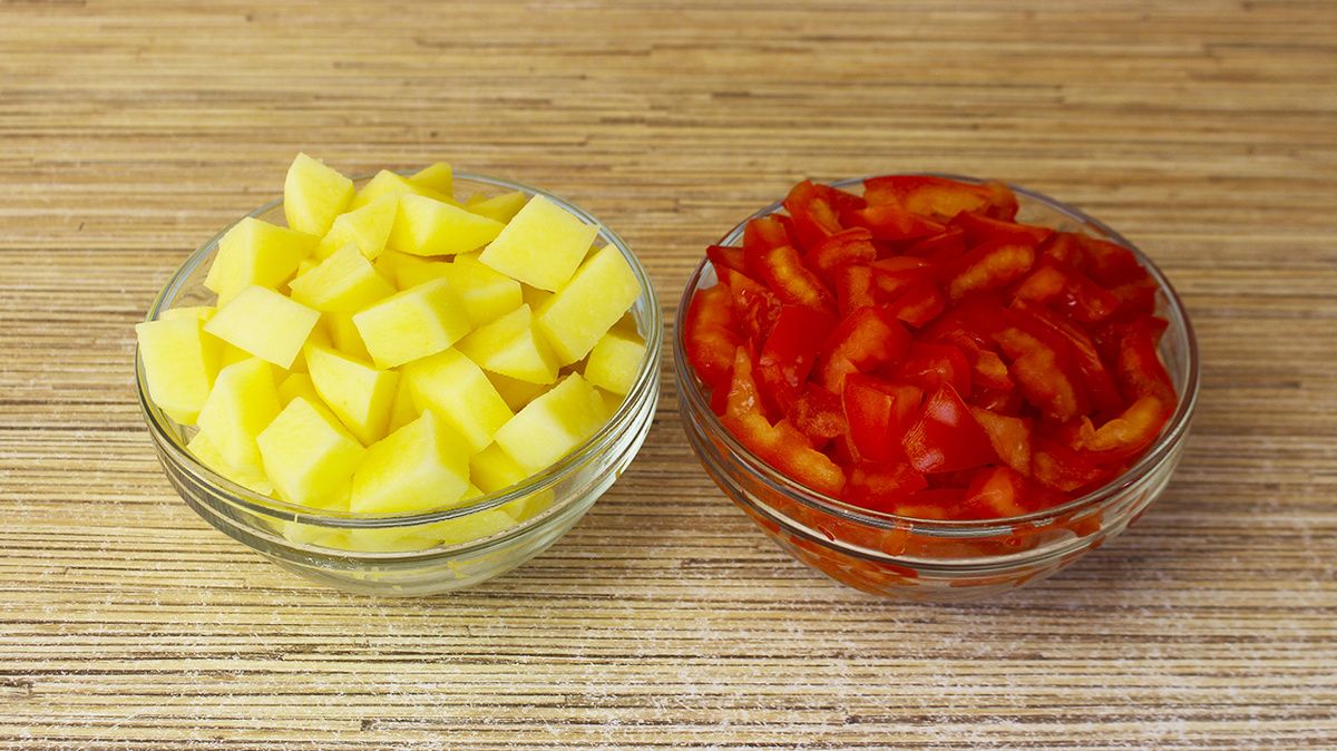 Как вкусно и просто запечь картошку с колбасками и помидорами под сырной корочкой