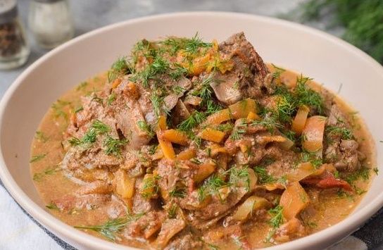 Куриная печень, тушеная в сметане с овощами: простой и вкусный рецепт